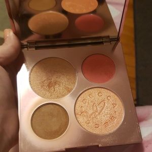 Becca x Chrissy Teigen Glow face palette